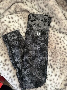 Women’s Gray Black Patterned Leggings
